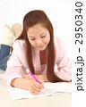 筆記する若い女性