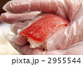 調理用手袋で握る寿司