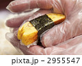 調理用手袋で握る寿司