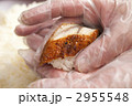 調理用手袋で握る寿司