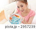 金魚と女性