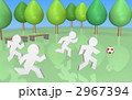 サッカーで遊ぶ子供たち