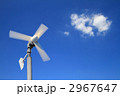 青空と雲と風力発電の風車