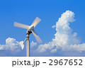 青空と雲と風力発電の風車