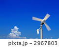 青空と雲と風力発電の風車