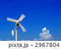 青空と雲と風力発電の風車