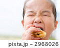 パンを食べる女の子