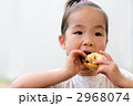 パンを食べる女の子