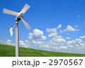 青空と雲と風力発電の風車