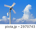 青空と雲と風力発電の風車