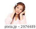 音楽を聞く女性