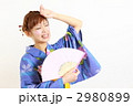 猛暑に苦しむ浴衣姿の若い女性