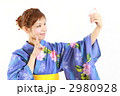 浴衣姿の自分を写真に撮る若い女性