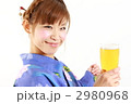 ビールを持つ浴衣姿の女性
