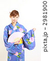 浴衣姿の若い女性