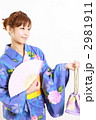 浴衣姿の若い女性