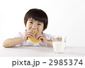 パンケーキを食べる子供