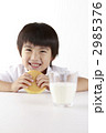 パンケーキを食べる子供
