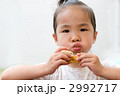 パンを食べる女の子
