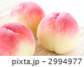 うっすらピンクの桃