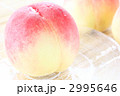 ガラス皿の上の桃