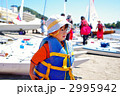 ライフジャケットを着た子供