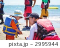 ライフジャケットを着た子供と女性