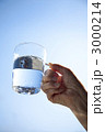 青空にかかげたコップ一杯の水