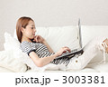 パソコンする女性
