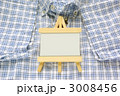 半袖シャツとイーゼル風の写真立て