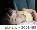 助手席でお昼寝する3才の女の子