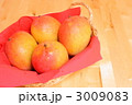 カゴに盛ったマンゴーフルーツ