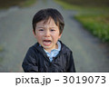 号泣する、三歳の男児