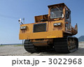 キャタピラーの付いたダンプトラック