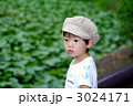 蓮の葉と子供