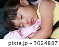 助手席でお昼寝する3才の女の子