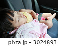 助手席でお昼寝する3才の女の子