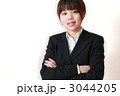 腕組みする女性社員