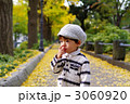 銀杏並木と子供