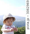 自然の中で遊ぶ子供