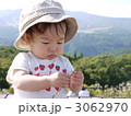 自然の中で遊ぶ子供