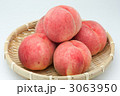 竹ザルに載せた桃