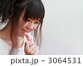 グロスを塗る乙女