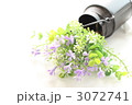 紫色の造花とティンカン