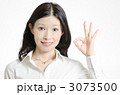 白いブラウスを着たビジネスウーマン
