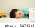 昼寝をする幼児