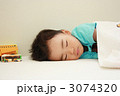 昼寝をする幼児
