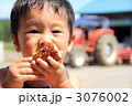 トウモロコシを食べる男の子
