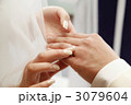 マリッジリングを交わす新郎新婦の手元