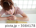 スケジュール帳とにらめっこの可愛い美少女